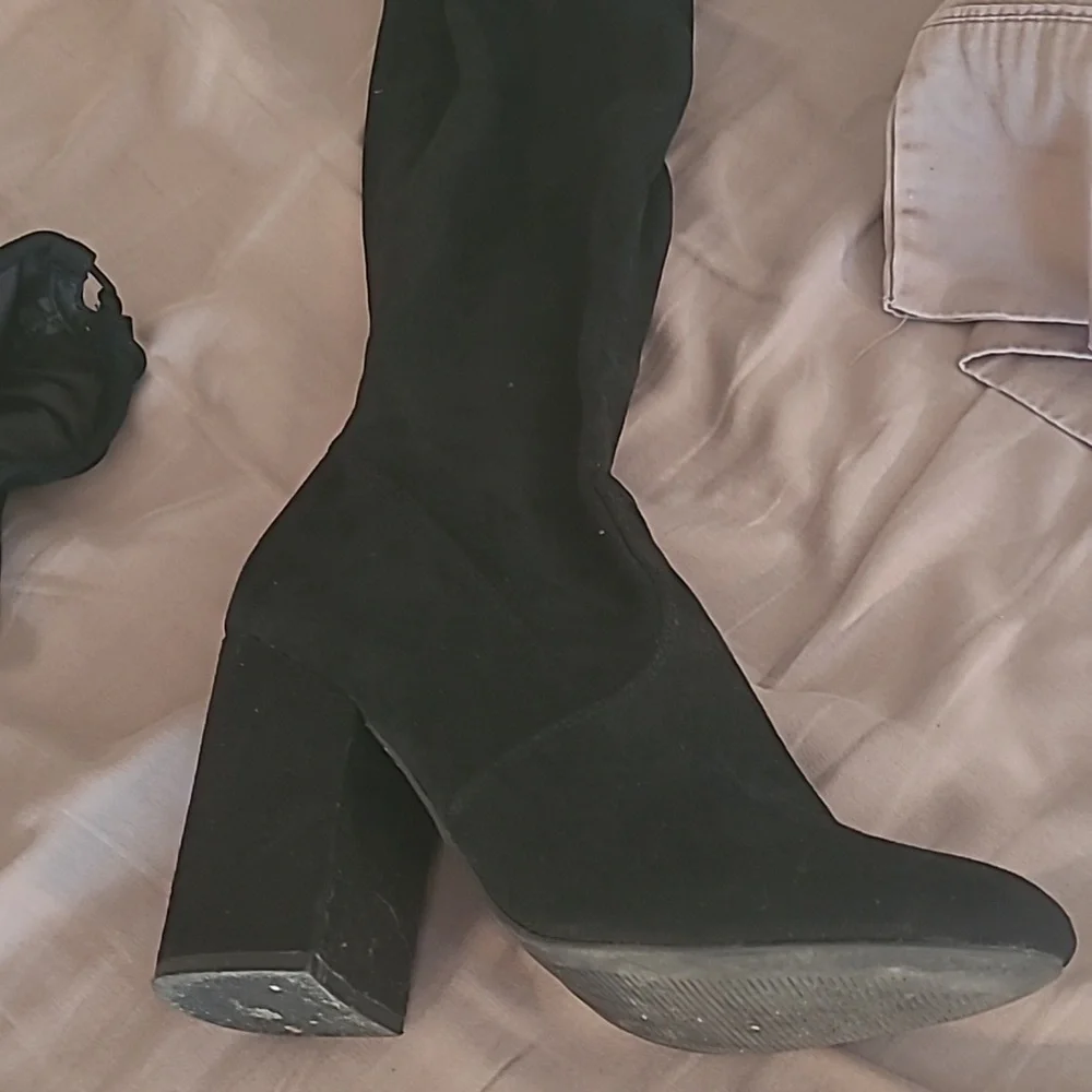 Boots - Picture 3 of 9